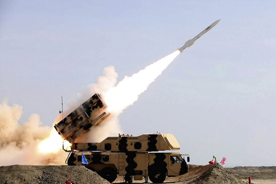 ম্যাকেঞ্জি জানিয়েছেন, আকাশপথে ইরান থেকে পাকিস্তানের দূরত্ব ১৫০০ কিলেোমিটার। তাঁর দাবি, ইরান যদি মনে করে তাদের পশ্চিম প্রান্ত থেকে করাচি বিমানবন্দর যে কোনও মুহূর্তে গুঁড়িয়ে দিতে পারে। শুধু তাই-ই নয়, ইরান যদি সীমান্ত থেকে ক্ষেপণাস্ত্র ছোড়ে তা হলে পেশোয়ার, ইসলামাবাদ, লাহোর, করাচি এবং কোয়েটার মতো গুরুত্বপূর্ণ শহরগুলি একেবারে ধূলিসাৎ হয়ে যাবে।