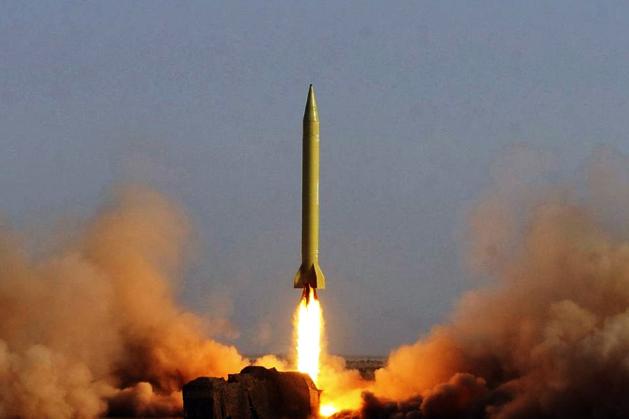 ইরানের সামরিক অস্ত্রভান্ডারে যে ক্ষেপণাস্ত্রগুলি রয়েছে সেগুলি কতটা শক্তিশালী? পাল্লাই বা কত? বেশ কয়েকটি প্রতিবেদন অনুযায়ী, ইরানের ক্ষেপণাস্ত্র ভান্ডারের অন্যতম সদস্য ‘শাহাব-৩’। এটি মাঝারি পাল্লার। উত্তর কোরিয়ার ‘নোডোং-১’ ক্ষেপণাস্ত্রের অনুকরণে তৈরি। এই ক্ষেপণাস্ত্র ১০০০ থেকে সর্বাধিক ২০০০ কিলোমিটার দূরত্বের লক্ষ্যবস্তুতে আঘাত হানতে পারে। এই ক্ষেপণাস্ত্রটিকে আরও উন্নত প্রযুক্তি ব্যবহার করা হয়েছে। এতে ‘ক্লাস্টার মিউনিশন’ পদ্ধতি যোগ করা হয়েছে। ফলে একসঙ্গে পাঁচ জায়গায় হামলা চালাতে পারে ‘শাহাব-৩’।