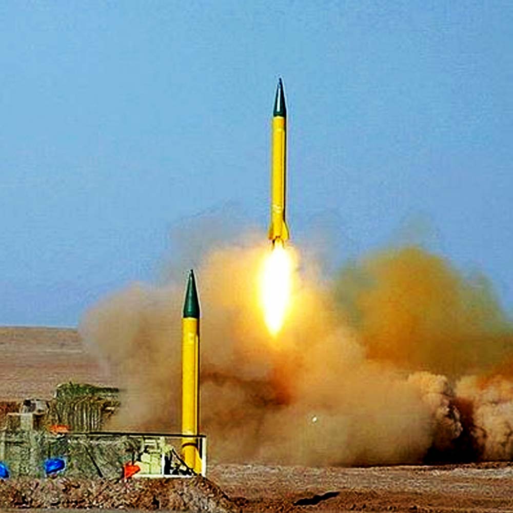 ইরানের মাঝারি পাল্লার ক্ষেপণাস্ত্রের তালিকায় রয়েছে ‘এমাদ’। এটি ১৭০০ কিলোমিটার দূরের লক্ষ্যবস্তুতে আঘাত করতে সক্ষম। এই ক্ষেপণাস্ত্রের বিশেষত্ব হল ‘ম্যানুভারেবল রিএন্ট্রি ভেহিকল’ প্রযুক্তি। অর্থাৎ যার মাধ্যমে প্রয়োজনে ক্ষেপণাস্ত্রের দিশাও বদলানো যায়। ২০১৬ থেকে এই ক্ষেপণাস্ত্র ব্যবহার করছে ইরান।