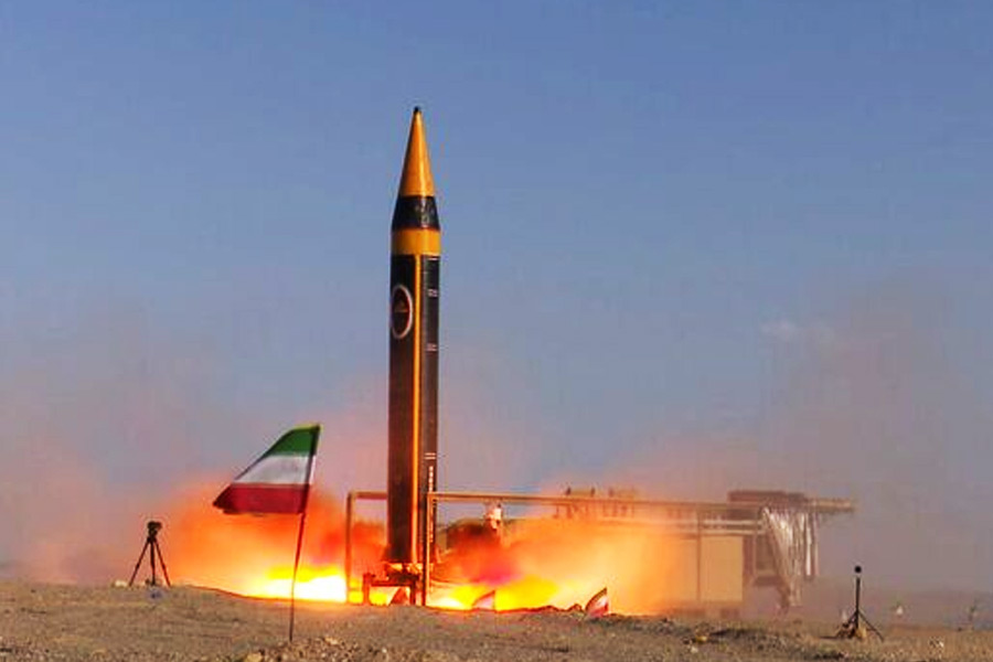  আরও একটি ক্ষেপণাস্ত্র হল ‘খোররমশহর’। ২০ টনের এই ক্ষেপণাস্ত্রটি ২০০০ কিলোমিটার দূরের লক্ষ্যবস্তুতে আঘাত হানতে পারে। ঘণ্টায় ৯,৮৭৮ থেকে ১৭,২৮৭ কিলোমিটার বেগে লক্ষ্যবস্তুকে ধ্বংস করতে পারে। অর্থাৎ পাকিস্তানের যে কোনও জায়গাকে কয়েক সেকেন্ডে গুঁড়িয়ে দিতে পারে।