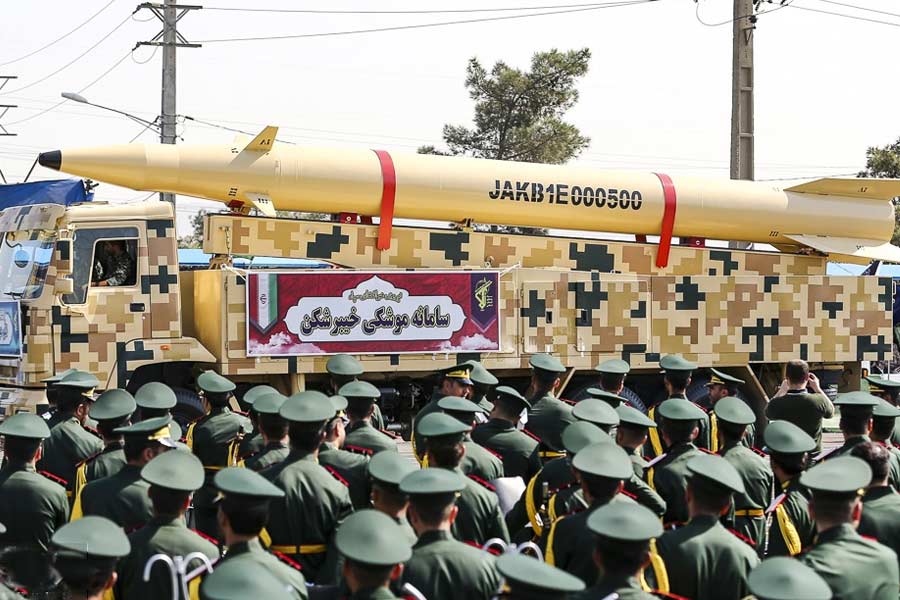 ‘খেইবার শেকান’ এবং ‘শেজ্জিল’ও ইরানের সামরিক ভান্ডারের দুই শক্তিশালী হাতিয়ার। ঘণ্টায় ৬ হাজার কিলোমিটার বেগে হামলা করতে পারে ‘খেইবার শেকান’। যে কোনও মুহূর্তে যে কোনও দিকে লক্ষ্য ঘোরানো যায় এর। ‘সেজ্জিল’ও শক্তির দিকে কম যায় না। ঘণ্টায় সাড়ে ১৭ হাজার কিলোমিটার গতিতে ২৫০০ কিলোমিটার দূরের লক্ষ্যবস্তুতে আঘাত হানতে পারে এটি। সর্বাধিক দূরত্ব অতিক্রম করতে পারে ৪৫০০ কিলোমিটার।