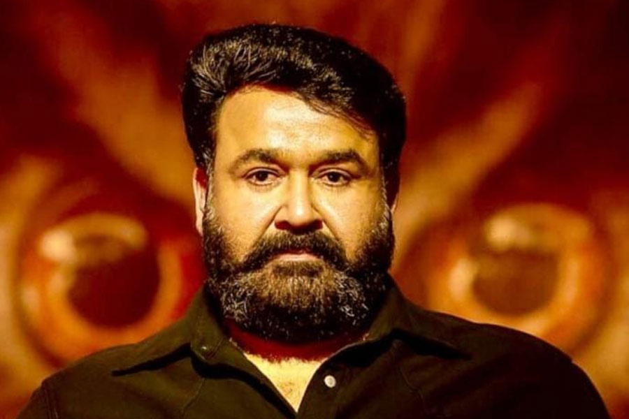 এক বছরে সবচেয়ে বেশি হিট ছবিতে অভিনয় করে ভারতীয় ফিল্মজগতে নজির গড়ে তোলেন মোহনলাল। অমিতাভ বচ্চন, রজনীকান্ত বা শাহরুখ খান— বলিপাড়ার পাশাপাশি দক্ষিণী ফিল্মজগতের কোনও অভিনেতাই মোহনলালকে এ বিষয়ে টেক্কা দিতে পারেননি।