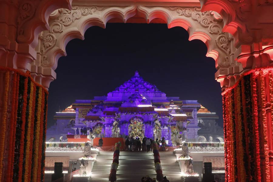 কোন কোন রাজ্য থেকে কী কী উপহার এল রামজন্মভূমিতে? উপহার সামলাতে হিমশিম মন্দির কর্তৃপক্ষের কাছ থেকেই মিলেছে তার হিসাব। বিশেষ বিশেষ উপহারের কথা জানিয়েছে বিশ্ব হিন্দু পরিষদও।  