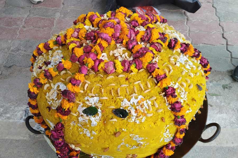 উত্তরপ্রদেশেরই বিভিন্ন জেলা থেকে এসেছে নানা রকমের উপহার। এর মধ্যে শ্রীকৃষ্ণের জন্মভূমি মথুরা থেকে এসেছে ২০০ কেজি লাড্ডু। ফিরোজাবাদ থেকে এসেছে ১০ হাজার চুড়ি। সেই চুড়িতে রাম-সীতা এবং হনুমানের ছবি খোদাই করা। 