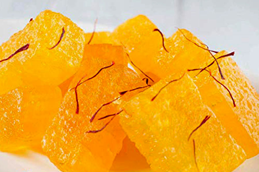 উত্তরপ্রদেশের আগ্রার পেঠা বা মিঠাই বিখ্যাত। আগ্রা থেকে ৫৬ রকমের বিশেষ মিঠাই এসেছে অযোধ্যায়। সঙ্গে এসেছে রত্নখচিত রামের পোশাক, রুপোর রেকাবি এবং আগ্রার বিশেষ সুগন্ধী আতর শামামা। যা গায়ে দিলে নাকি শীত কাছে ঘেঁষতেই পারে না। 