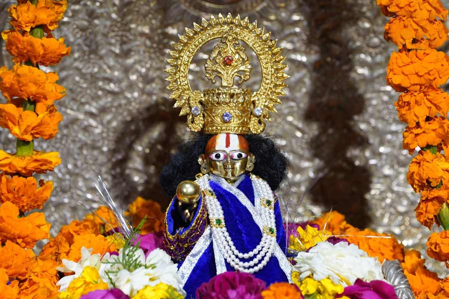 এ তো গেল উত্তরপ্রদেশ থেকে আসা বিভিন্ন উপহারের কথা। সোমবার শিশু রামের বিগ্রহে প্রাণপ্রতিষ্ঠা করবেন প্রধানমন্ত্রী নরেন্দ্র মোদী। তাঁর রাজ্য থেকেও এসেছে নানারকম উপহার। এর মধ্যে আবার একটি উপহার ইতিমধ্যে ব্যবহার করাও হয়ে গিয়েছে।  