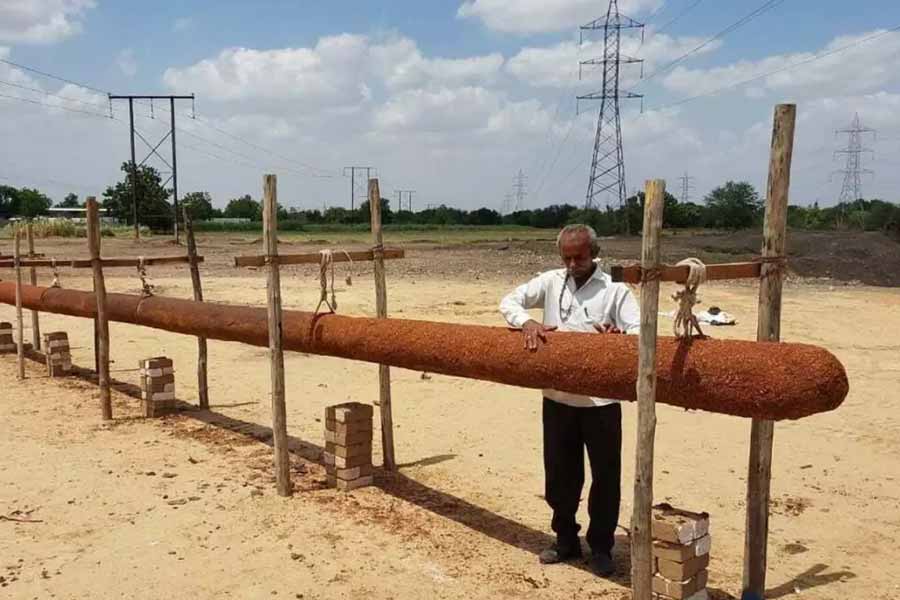 গুজরাতের বরোদা থেকে রামভূমিতে পৌঁছেছে ১০৮ ফুট দীর্ঘ ধূপকাঠি। প্রস্থে সাড়ে তিন ফুট চওড়া এই ধূপকাঠির ওজন ৩৬১০ কেজি। সোজাসুজি দাঁড় করানো হলে কুতুব মিনারের অর্ধেক ছাড়িয়ে যাবে এই ধূপকাঠি। যা তৈরি করতে সময় লেগেছে ছ’মাস। ৩৭৬ কেজি গুগগুল বা গন্ধরসের উপাদান, সম পরিমাণে নারকেলের খোলা, ১৯০ কেজি ঘি, ৪২০ কেজি সুগন্ধি গাছ-গাছড়া এবং ১৪৭০ কেজি ঘুঁটে। উল্লেখ্য, শনিবারই ওই ধূপকাঠি জ্বালানো হয় অযোধ্যায়। তবে এই ধূপকাঠি একবার জ্বালালে টানা দেড় মাস জ্বলবে।  