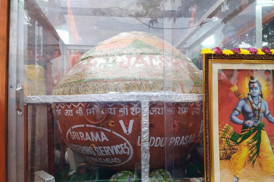 হায়দরাবাদ থেকে ১২৬৫ কেজি ওজনের লাড্ডু পাঠানো হয়েছে রামের জন্য। ২৫ জন কারিগর দেশি ঘি দিয়ে এই লাড্ডু তৈরি করেছেন তিন দিন ধরে। 