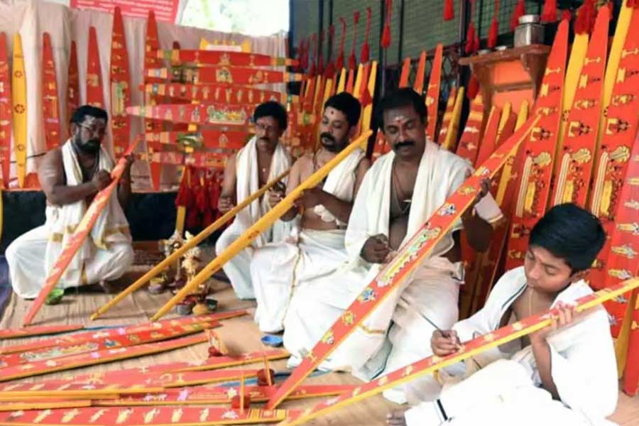 কেরলের পদ্মনাভস্বামী মন্দির থেকে রামের জন্য এসেছে বিশেষ ধনুক। যার নাম ওনাভিল্লু। 