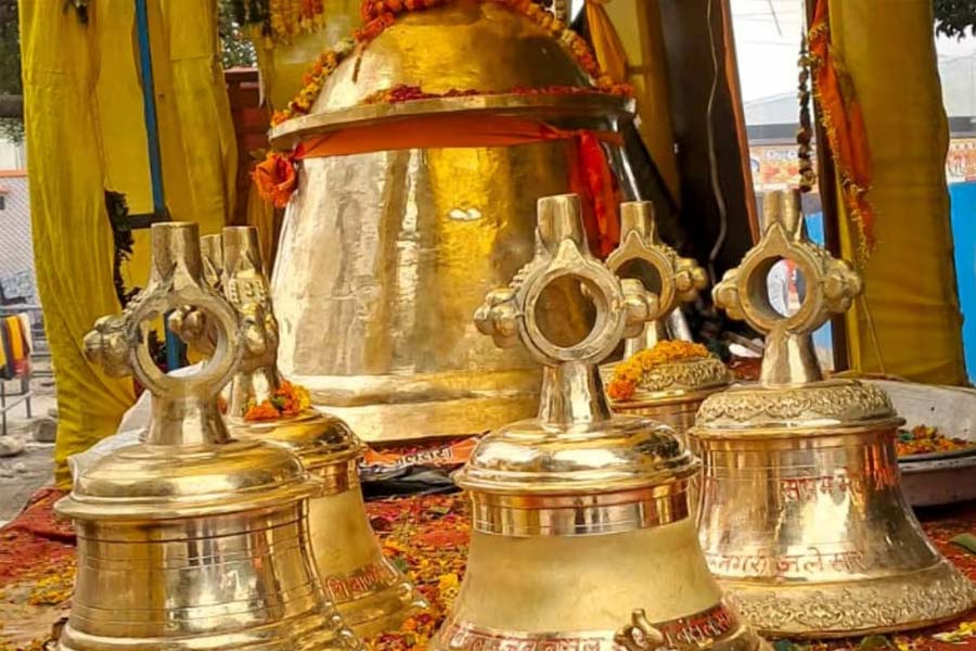 উত্তরপ্রদেশের এটার বাসিন্দারা পাঠিয়েছেন ২৪০০ কেজি ওজনের একটি ঘণ্টা। যা তৈরি করা হয়েছে অষ্টধাতু দিয়ে। 