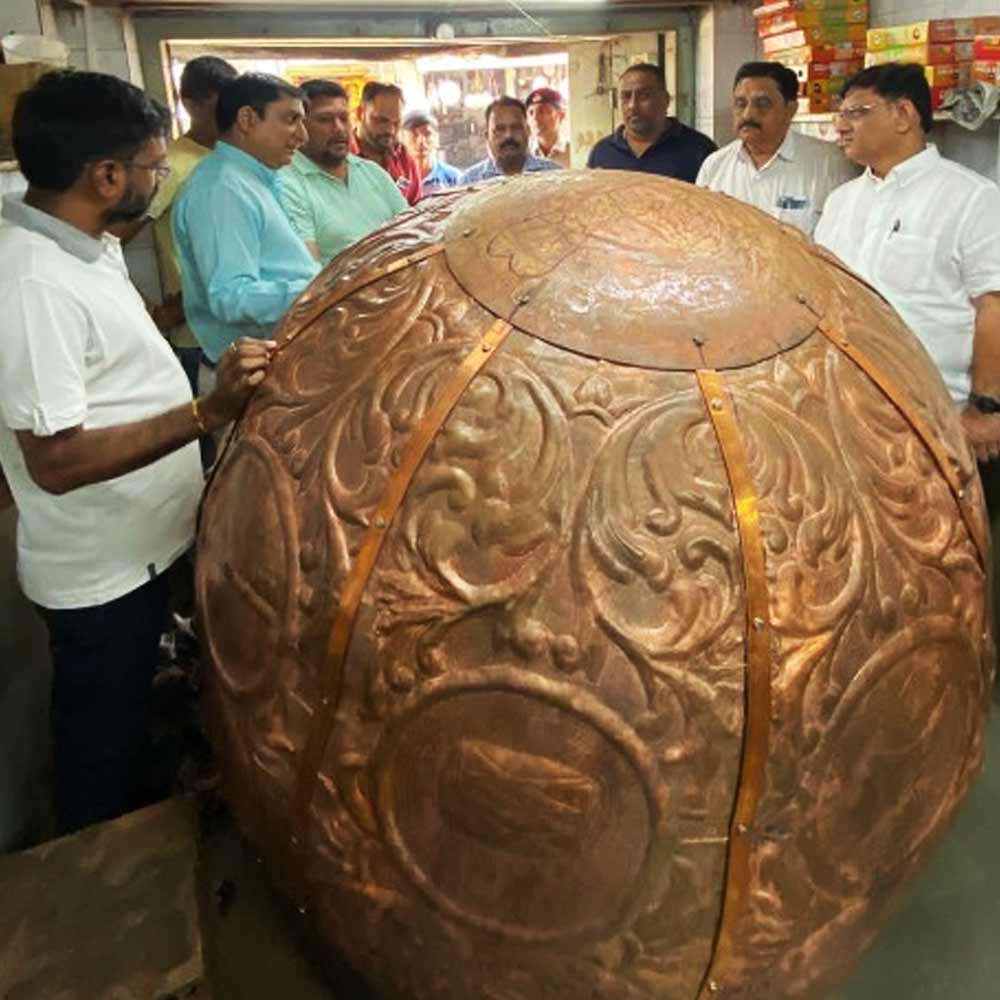 এ ছাড়া গুজরাত থেকে এসেছে একটি নাগাড়ু। মন্দিরে বিশেষ অনুষ্ঠানে বাজানোর জন্য বড় ঢাকের মতো দেখতে বাজনা। ৫৬ ইঞ্চি ব্যাস বিশিষ্ট সোনার তবকে মোড়া ওই নাগাড়ু রাখা হয়েছে মন্দিরের সামনের উঠোনে। 