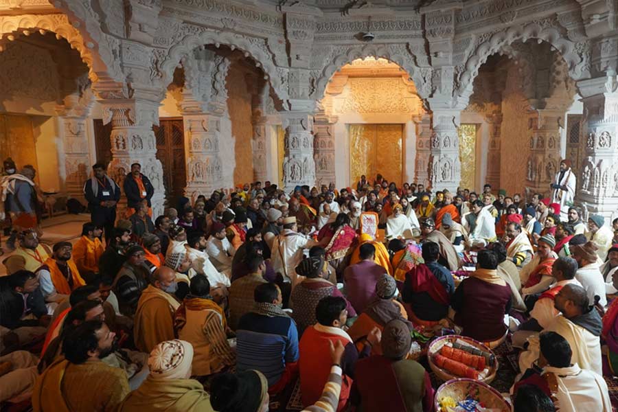 তামিলনাড়ু থেকে রামমন্দিরের জন্য এসেছে খাঁটি রেশমের বিছানার চাদর। এ ছাড়া কলার খোসার আঁশ থেকে তৈরি ২০ ফুট দীর্ঘ এবং চার ফুট বহরের শাড়িও পাঠানো হয়েছে অযোধ্যায়। 