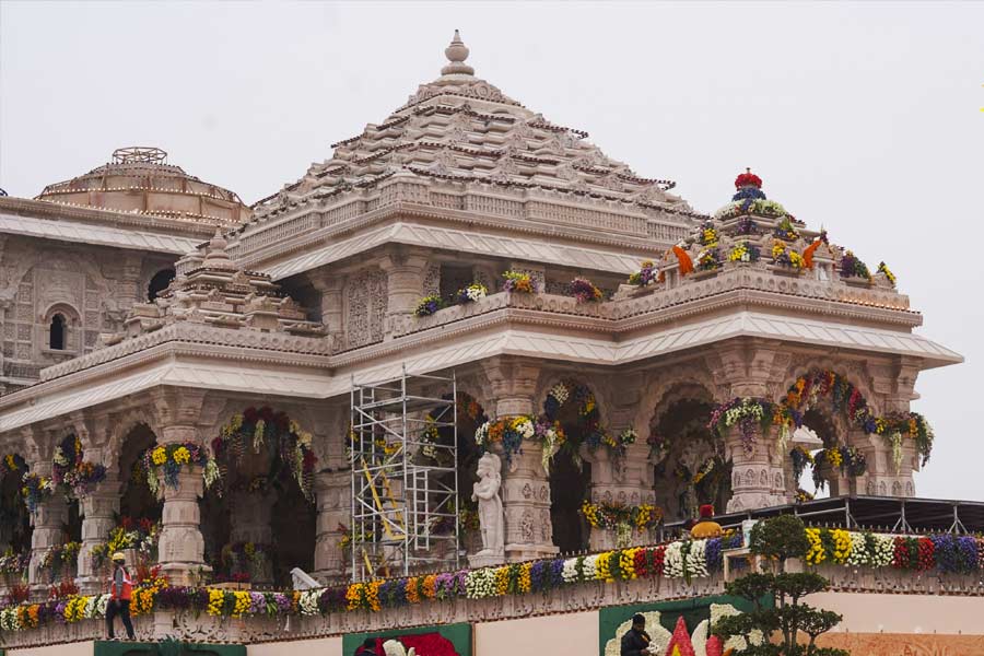 রাজস্থান থেকে রামের জন্য এসেছে কম্বল। এছাড়াও ভক্তদের মধ্যে বিতরণের জন্য আরও ৭০০০ কম্বল পাঠানো হয়েছে অযোধ্যায়। দেড় লক্ষ লাড্ডুর বাক্স পাঠানো হয়েছে প্রসাদ হিসাবে বিতরণের জন্য। যোধপুর থেকে পাঠানো হয়েছে ৬০০ কেজি দেশি ঘি। 