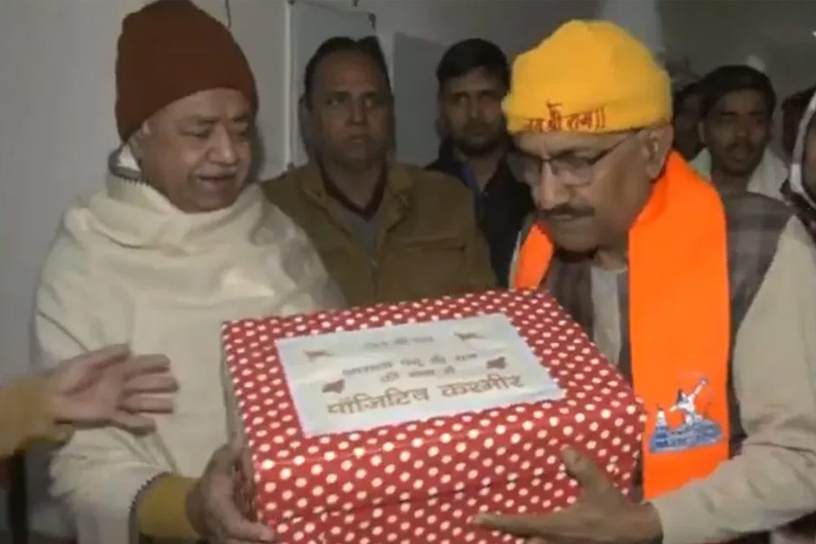 কাশ্মীর থেকে এসেছে ২ কেজি কেশর। বিশ্ব হিন্দু পরিষদের সভাপতি আলোক কুমার বলেন, ‘‘কাশ্মীরের মুসলিম ভাই বোনেরা এই কেশর উপহার হিসাবে দিয়েছেন। ওঁরা বলেছেন, যদিও আমরা ভিন্ন ধর্মের মানুষ, তবু আমাদের পূর্বপুরুষেরা আসলে এক। আর পূর্বপুরুষ রামকে তাঁদের পছন্দ। তাই তাঁর জন্য এই উপহার এনেছেন তাঁরা।’’