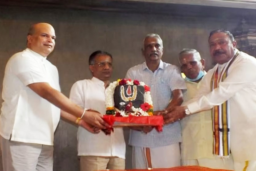 এ ছাড়া দেশের বাইরে থেকেও এসেছে নানা উপহার। শ্রীলঙ্কা সরকারের প্রতিনিধিরা এসে দিয়ে গিয়েছেন অশোক বটিকার বিশেষ পাথর। যে অশোক বনে রামের পত্নী সীতাকে রাবণ বন্দি করে রেখেছিলেন বলে লেখা আছে রামায়ণে। 