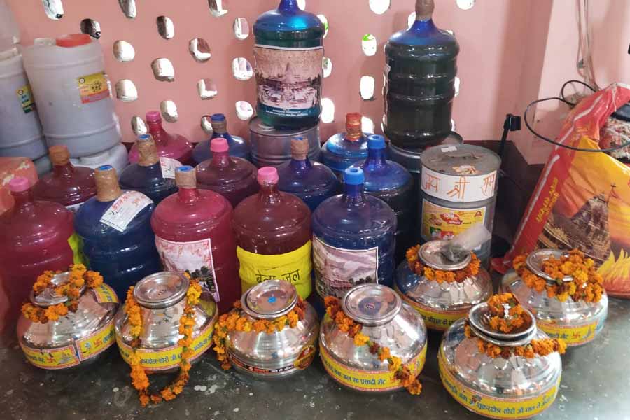 নেপালের জনকপুরের কন্যা বলে সীতার নাম জানকী। সেই নেপাল থেকে রামমন্দিরের জন্য এসেছে অন্তত ৩০০০ উপহার। এর মধ্যে রূপোর জুতো, গহনা, মূল্যবান কাপড়ে তৈরি বস্ত্রও রয়েছে। ৩০টি গাড়িতে এই সমস্ত উপহার জনকপুরের রামজানকী মন্দির থেকে এসে পৌঁছেছে অযোধ্যার রামমন্দিরে।