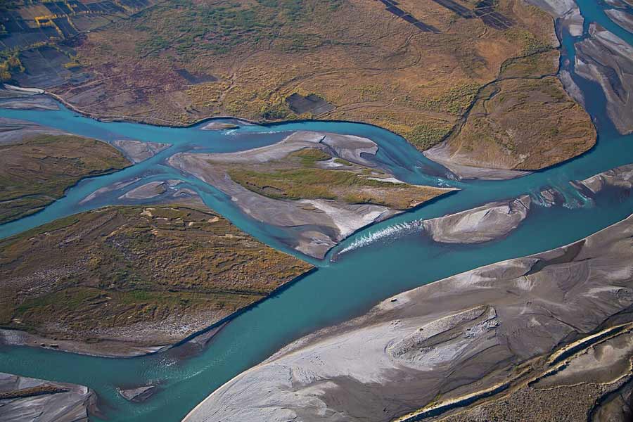 সুদূর আফগানিস্তান থেকেও উপহার পাঠানো হয়েছে রামমন্দিরের জন্য। কাবুল নদীর জল রামমন্দিরে পাঠানো হয়েছে বলে জানিয়েছেন বিশ্ব হিন্দু পরিষদের সভাপতি। 