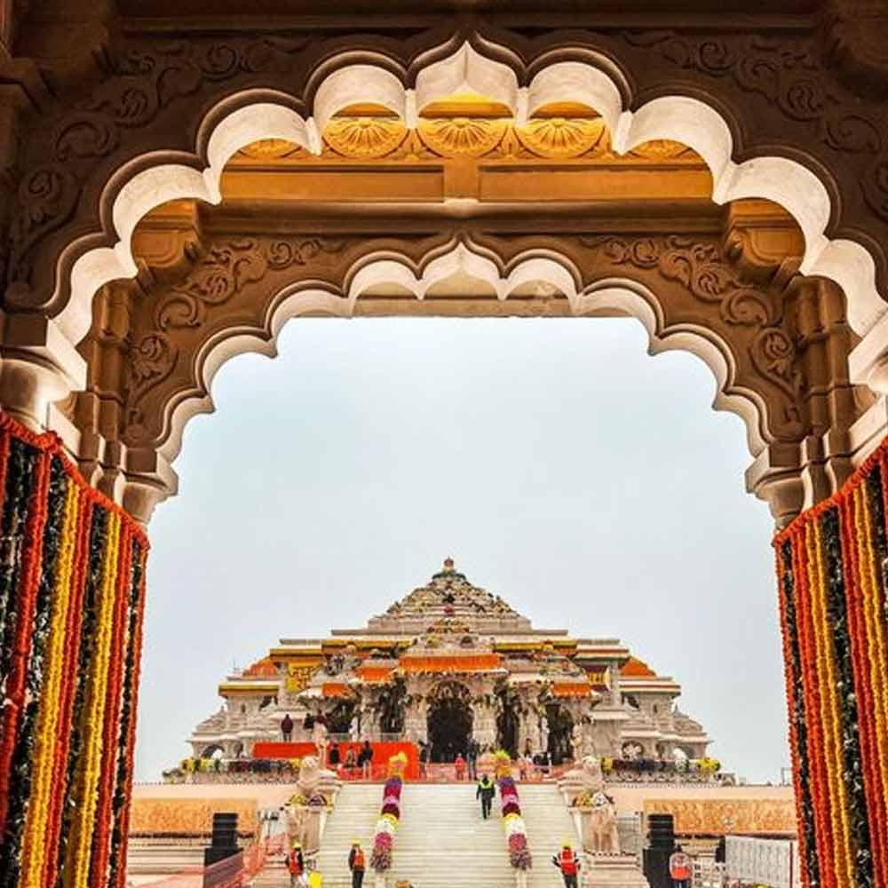 সুরাতের টেক্সটাইল হাব থেকে বিশেষ শাড়ি বানানো হয়েছে রামমন্দিরের জন্য। রামের ছবি দেওয়া ওই বিশেষ শাড়িটি অবশ্য তৈরি করা হয়েছে সীতার জন্য।