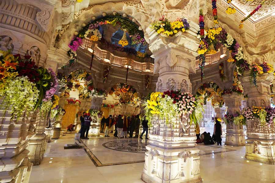 মধ্যপ্রদেশ থেকে গিয়েছে ১০ হাজার বোগেনভেলিয়া ফুল। যা দিয়ে সোমবার সেজে উঠবে রাম মন্দির চত্বর। এ ছাড়া পাঁচ লক্ষ লাড্ডু এবং চার কোটি ৩১ লক্ষ বার রাম নাম লেখা একটি কাগজও পাঠানো হবে মধ্যপ্রদেশের ছিন্দওয়াড়া থেকে। 