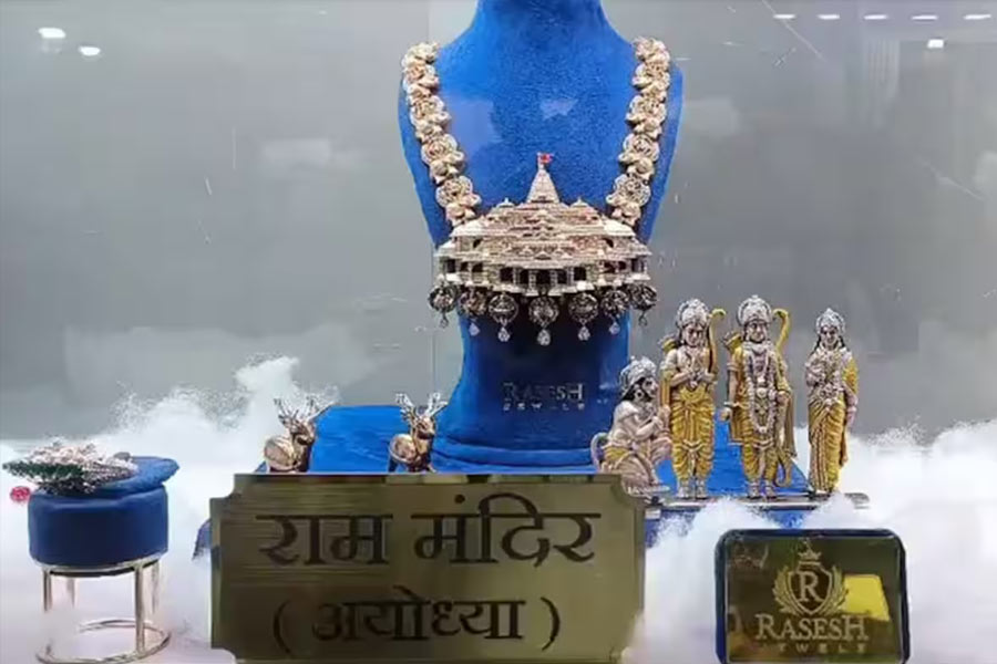 এ ছাড়া সুরতের এক গহনা শিল্পী ৫০০০ আমেরিকান ডায়মন্ড এবং দু’কেজি রুপো দিয়ে তৈরি করেছেন একটি হার। অবিকল রামমন্দিরের আদলের লকেট বানানো হয়েছে সেই হারের। হারের মালার অংশে খোদাই করা হয়েছে রামায়ণের চরিত্র। 