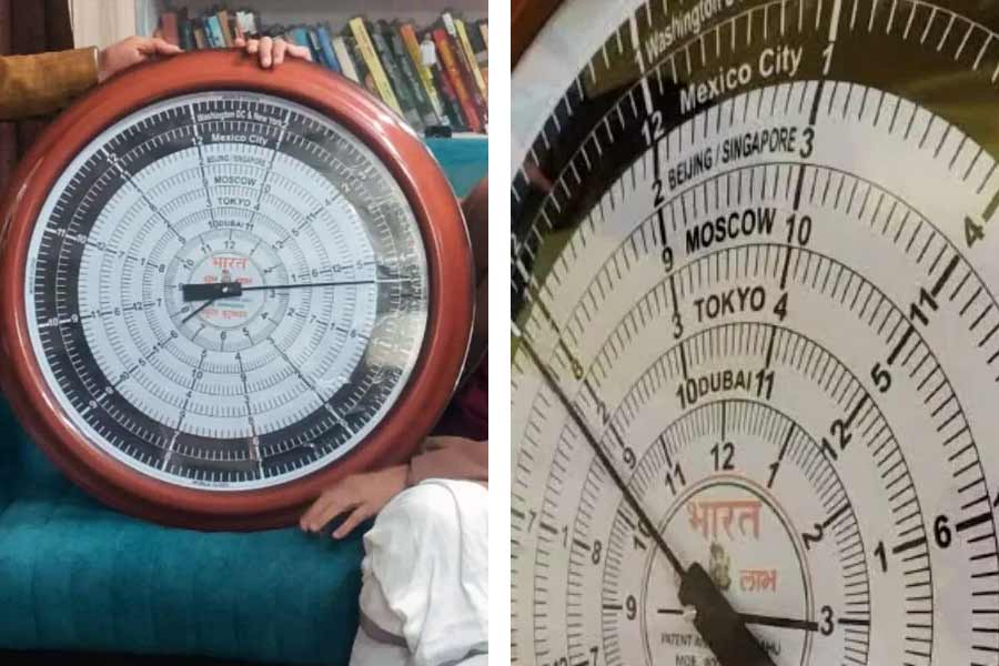 লখনউয়ের এক সব্জি বিক্রেতাও রামলালার জন্য নিজের হাতে তৈরি করেছেন বিশেষ উপহার। অযোধ্যার রামমন্দিরকে তিনি দিয়েছেন একটি ঘড়ি। ৭৫ সেন্টিমিটার ব্যাসের ওই ঘড়িতে এক সঙ্গে ৮টি দেশের সময় দেখা যায়। ভারত, জাপান, রাশিয়া, সংযুক্ত আমিরশাহ, চিন, সিঙ্গাপুর, মেক্সিকো, আমেরিকার ওয়াশিংটন এবং নিউ ইয়র্ক। 