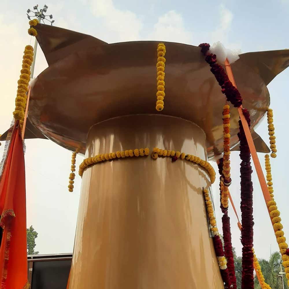 বরোদা থেকে এসেছে ১১০০ কেজি ওজনের প্রদীপ। বরোদার এক কৃষক পঞ্চ ধাতু অর্থাৎ সোনা, রুপো, তামা, লোহা এবং দস্তা দিয়ে তৈরি ওই প্রদীপে ৮৫১ কেজি ঘি ধরবে। প্রদীপ জ্বলবে দীর্ঘ ক্ষণ। 