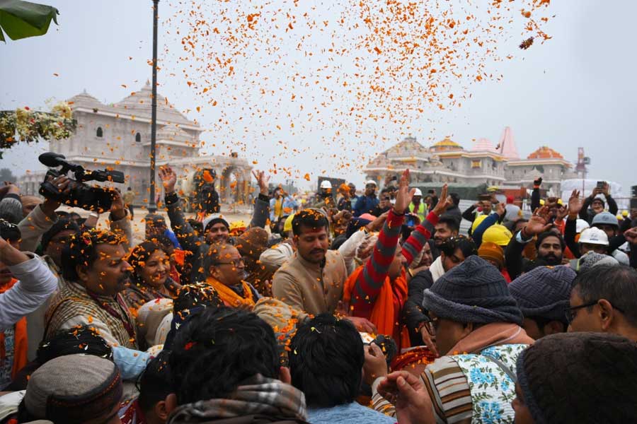 মহারাষ্ট্রের নাগপুরের শেফ বিষ্ণু মনোহর ঘোষণা করেছেন, তিনি সাত হাজার কেজি রাম হালুয়া রান্না করে দেবেন রামমন্দিরের ‘প্রাণপ্রতিষ্ঠা’র অনুষ্ঠানের অতিথিদের জন্য।