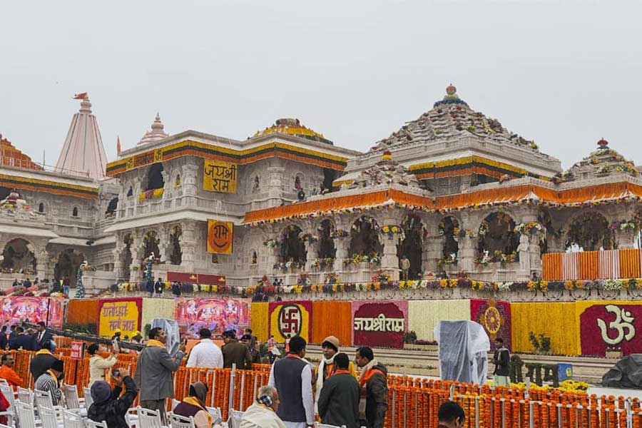 রামমন্দিরের উদ্বোধন জুড়ে অযোধ্যায় হইহই কাণ্ড। অধীর আগ্রহে ভিড় জমিয়েছেন দেশের নানা প্রান্তের ভক্তেরা। লম্বা তালিকায় রয়েছে বহু গুরুত্বপূর্ণ অতিথিদের নাম। সেজে উঠেছে অযোধ্যা, মহোৎসবের আমেজে।