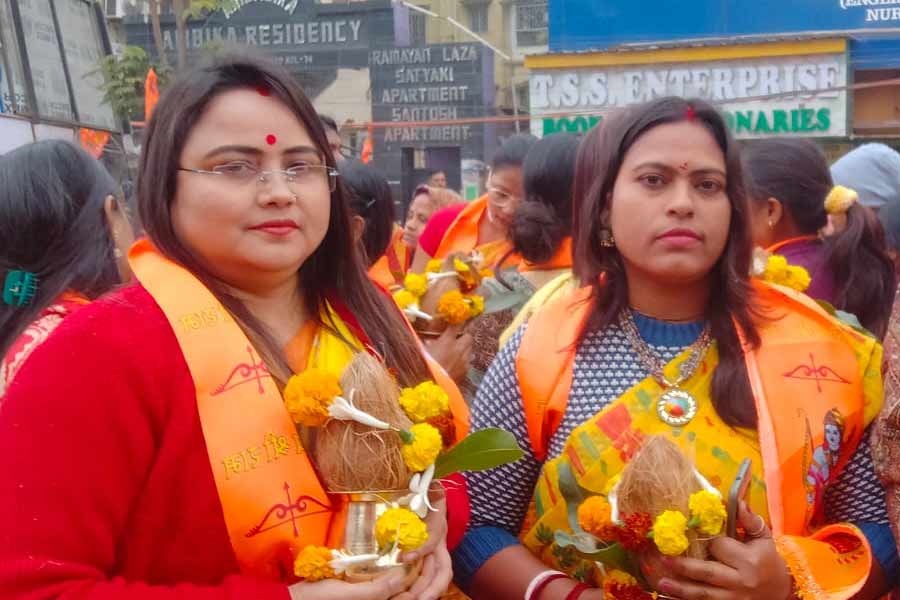 মৌসুমী কয়াল (বাঁ দিকে)। টুম্পা কয়াল (ডান দিকে)।