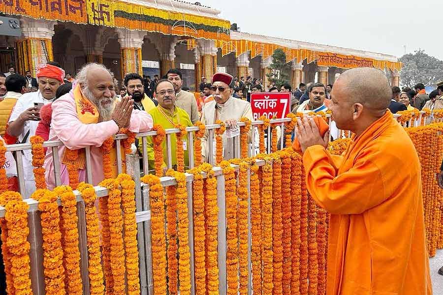 গত কালের বিশৃঙ্খলার পরেই জরুরি প্রশাসনিক বৈঠকে বসেছিলেন যোগী। ভিড় কমাতে অযোধ্যাগামী বাস চলাচল আপাতত বন্ধ করে দেওয়া হয়েছে। পুণ্যার্থীদের সুবিধার্থে বেশ কিছু পদক্ষেপের নির্দেশও দিয়েছেন যোগী।