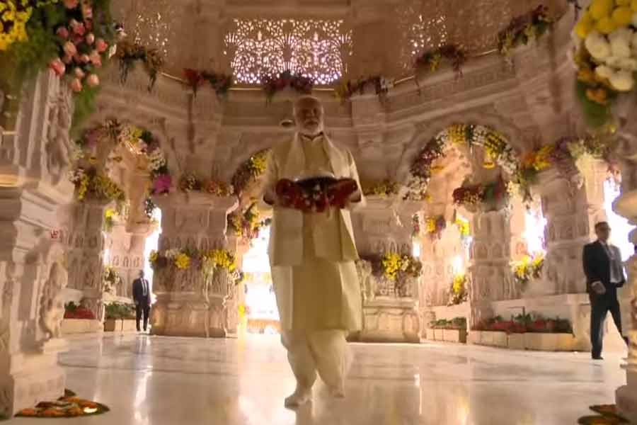 অযোধ্যার রামমন্দিরে রামলালার বিগ্রহে ‘প্রাণপ্রতিষ্ঠা’ করলেন প্রধানমন্ত্রী নরেন্দ্র মোদী। সোমবার সকাল থেকেই রামমন্দির প্রাঙ্গণে নেমেছে তারকাদের ঢল। বলিপাড়ার তারকা থেকে শুরু করে হাজির হয়েছেন দক্ষিণী ফিল্মজগতের অভিনেতারাও।