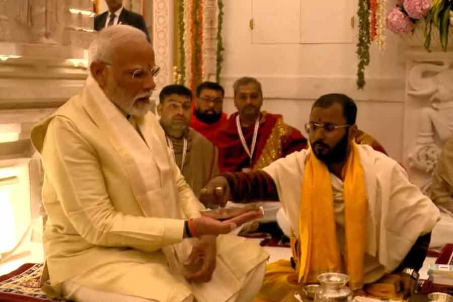 সব থেকে লম্বা যে হার বিগ্রহের গলায় ঝুলছে, তার নাম ‘বৈজয়ন্তী’ বা ‘বিজয়মালা’। বিজয়ের প্রতীক। এতে খোদাই করা রয়েছে অসংখ্য হিরে, পান্না। বৈষ্ণব রীতি মনে এতে খোদাই করা রয়েছে শঙ্খ, সুদর্শন চক্র, পদ্ম, মঙ্গল কলস।