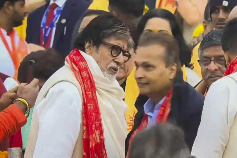 অনুষ্ঠান শুরুর আগেই রামমন্দিরে পৌঁছলেন বলিউডের ‘শাহেনশাহ’ অমিতাভ বচ্চন। 