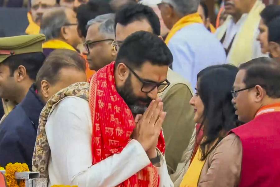 অমিতাভের পাশাপাশি রয়েছেন বচ্চন পরিবারের অন্য এক সদস্যও। অমিতাভ-পুত্র অভিষেক বচ্চন গিয়েছেন রামমন্দিরে। তবে অভিনেতাকে একাই দেখা গিয়েছে সেখানে। তাঁর সঙ্গে ছিলেন না অভিষেক-পত্মী ঐশ্বর্যা রাই বচ্চন।