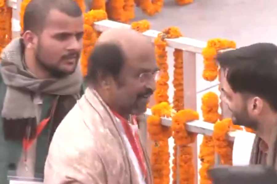 দক্ষিণী ফিল্মজগতের জনপ্রিয় তারকা রজনীকান্তও হাজির হয়েছেন অযোধ্যার রামমন্দিরে।