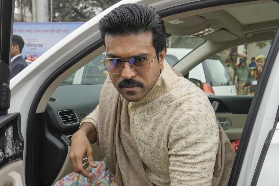 রামমন্দিরের উদ্বোধনী অনুষ্ঠানে আমন্ত্রিতদের তালিকায় দেখা গেল দক্ষিণী অভিনেতা রাম চরণকে।