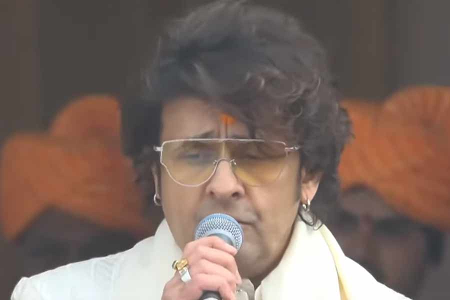 রামলালার বিগ্রহের ‘প্রাণপ্রতিষ্ঠা’ উপলক্ষে হাজির হয়েছেন বলি গায়ক সোনু নিগম। ‘রাম সিয়া রাম’ ভজন গাইতে শোনা গেল তাঁকে। গানের শেষে ‘জয় শ্রীরাম’ ধ্বনি উচ্চারণ করে মঞ্চ থেকে নামেন তিনি।