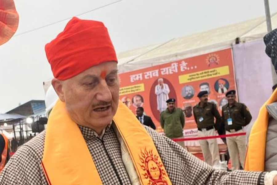 নিমন্ত্রণ রক্ষা করতে রামমন্দির প্রাঙ্গণে হাজির হয়েছেন বলিপাড়ার অভিনেতা অনুপম খের।