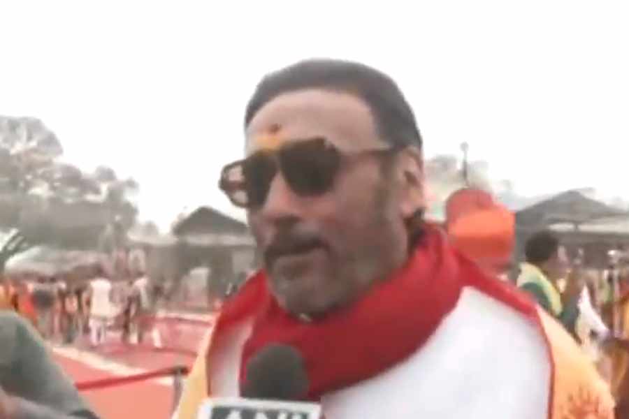 অযোধ্যার রামমন্দির চত্বরে দেখা গেল বলি অভিনেতা জ্যাকি শ্রফকে। যদিও মন্দির উদ্বোধনের আগে অযোধ্যায় পৌঁছে গিয়েছিলেন তিনি। মন্দির চত্বর পরিষ্কার করতে হাতও লাগিয়েছিলেন অভিনেতা।