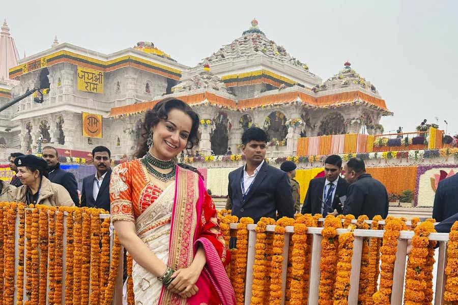 রামমন্দির উদ্বোধনের আগের দিন অযোধ্যায় পৌঁছে গিয়েছিলেন বলিপাড়ার অভিনেত্রী কঙ্গনা রানাউত। রবিবার হনুমানগড়ি মন্দির ধোয়ার পর ধর্মগুরু রামানন্দাচার্য স্বামীর সঙ্গে দেখা করেছিলেন কঙ্গনা। সোমবার সকালে রামমন্দির চত্বরে হাজির হন কঙ্গনা।