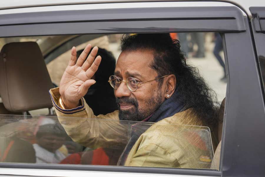 বলিপাড়ার সঙ্গীতনির্মাতা হরিহরণকেও গাড়ি থেকে নামতে দেখা গেল রামমন্দির চত্বরে। গাড়ি থেকে নেমে মন্দিরের ভিতর প্রবেশ করলেন তিনি।