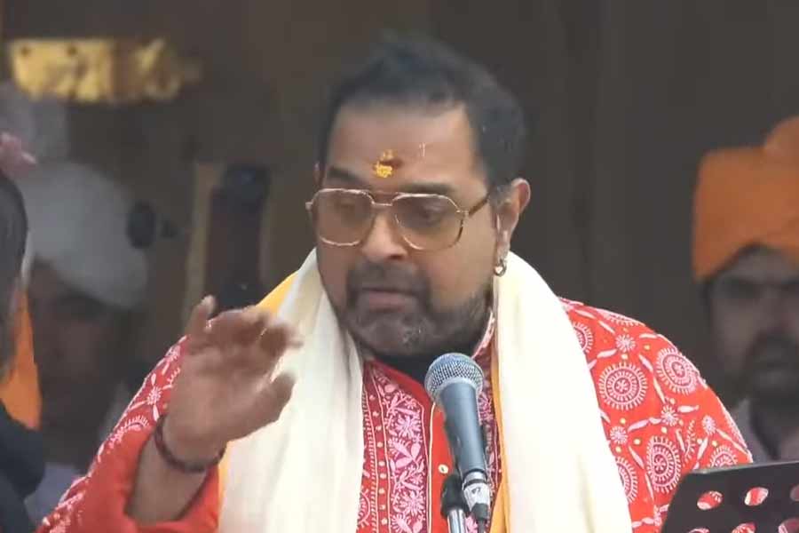 রামমন্দিরে সস্ত্রীক উপস্থিত হন বলিউডের খ্যাতনামী সঙ্গীতনির্মাতা শঙ্কর মহাদেবন। মঞ্চে ভজন গাইতেও দেখা যায় তাঁকে।