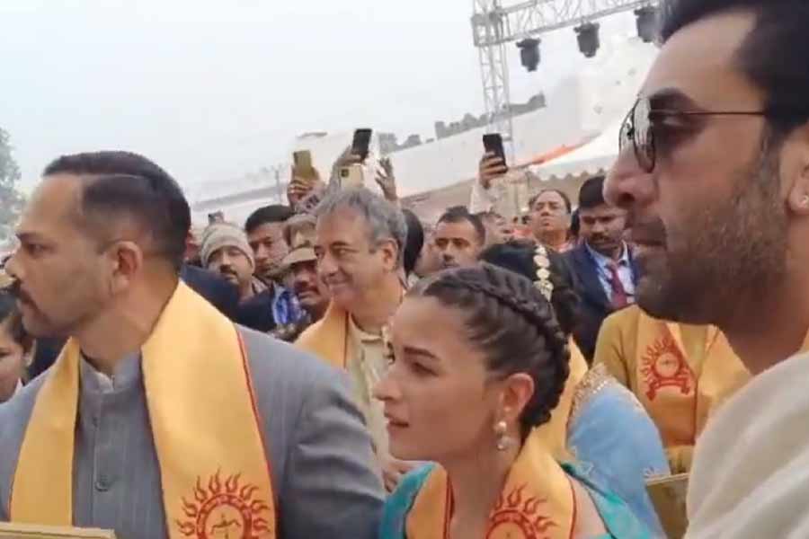 উৎসবে মেতে গোটা অযোধ্যা। তার মধ্যেই রামমন্দিরের উদ্বোধনী অনুষ্ঠানে হাজির হন বলি অভিনেতা রণবীর কপূর। সঙ্গে রয়েছেন তাঁর স্ত্রী তথা বলি অভিনেত্রী আলিয়া ভট্ট। সঙ্গে রয়েছেন বলিপাড়ার ছবিনির্মাতা রোহিত শেট্টি এবং রাজকুমার হিরানি।