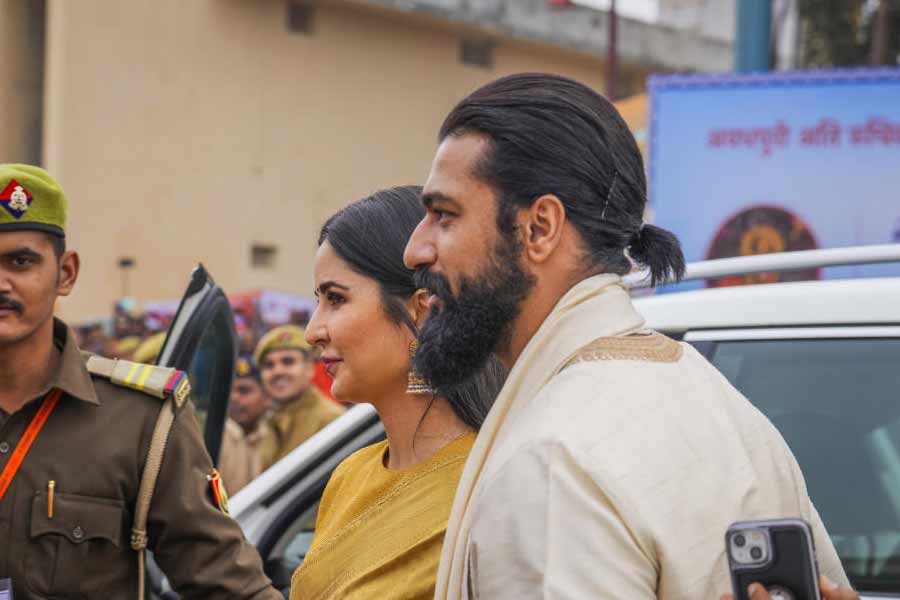 রণবীর-আলিয়া ছাড়াও রামমন্দিরের উদ্বোধনী অনুষ্ঠানে উপস্থিত রয়েছেন বলিপাড়ার অন্য এক জুটি। বলি অভিনেতা ভিকি কৌশল এবং তাঁর স্ত্রী তথা বলি অভিনেত্রী ক্যাটরিনা কইফ রয়েছেন আমন্ত্রিতদের তালিকায়।