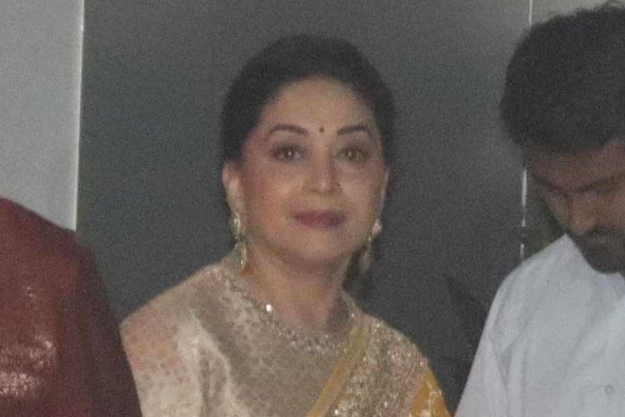 বলি অভিনেত্রী মাধুরী দীক্ষিত নেনেকেও উপস্থিত থাকতে দেখা গিয়েছে অযোধ্যার রামমন্দিরে। সঙ্গে ছিলেন অভিনেত্রীর স্বামী শ্রীরাম মাধব নেনে।