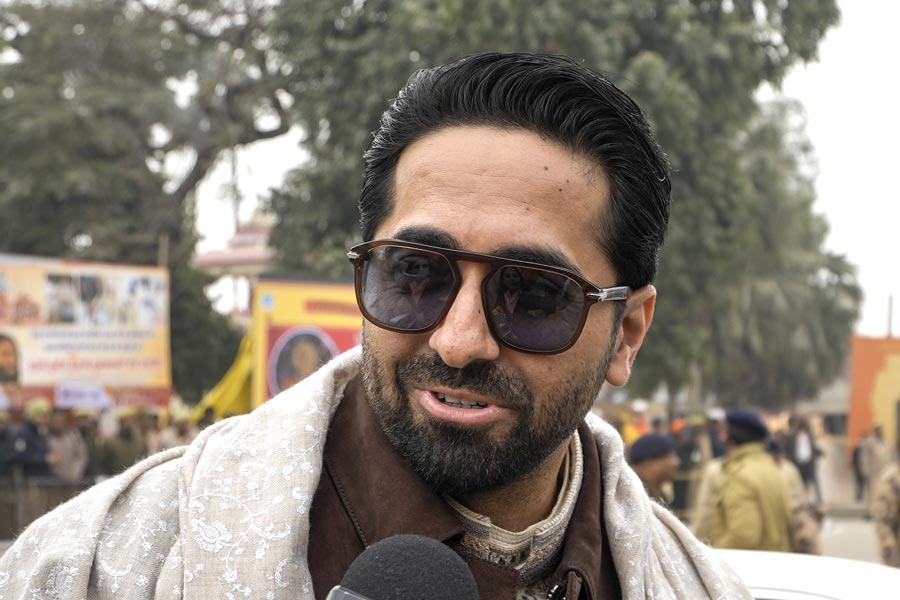 পরনে ভারতীয় পোশাক, চোখে রোদচশমা। বলি অভিনেতা আয়ুষ্মান খুরানা এই অবতারে হাজির হন রামমন্দিরের উদ্বোধনী অনুষ্ঠানে।