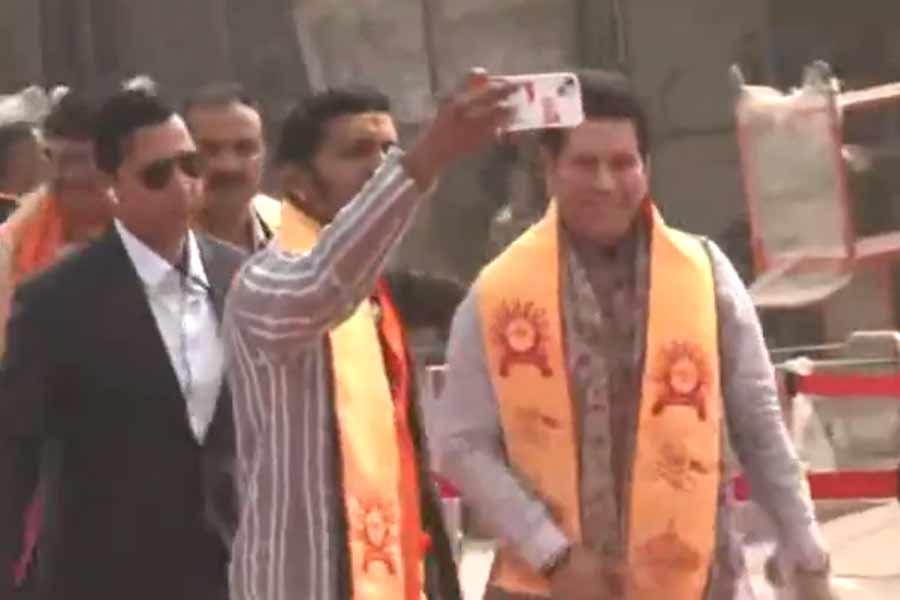 অতিথিদের তালিকায় বাদ পড়েননি ক্রিকেটাররাও। রামমন্দির চত্বরে হাজির হন ভারতীয় ক্রিকেটার সচিন তেন্ডুলকর।