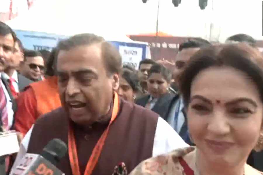 ভারতের শিল্পপতি মুকেশ অম্বানী এবং তাঁর স্ত্রী নীতা অম্বানীকে দেখা গেল রামমন্দিরের উদ্বোধনী অনুষ্ঠানে।