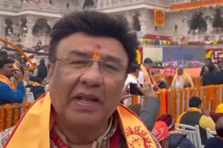 বলিপাড়ার জনপ্রিয় সঙ্গীতশিল্পী অনু মালিক উপস্থিত রয়েছেন অযোধ্যার রামমন্দিরে।