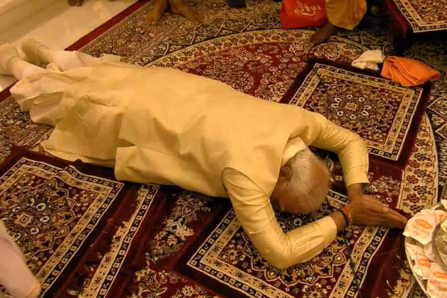 রামলালাকে প্রণাম করছেন প্রধানমন্ত্রী।